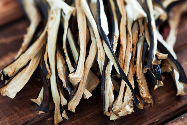 茄子干怎么做好吃，茄子干怎么做好吃法（三伏天多晒茄子干）