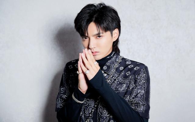 吴亦凡最新消息近况，吴亦凡到底判没判（警方通报吴亦凡因涉嫌强奸罪被刑事拘留）