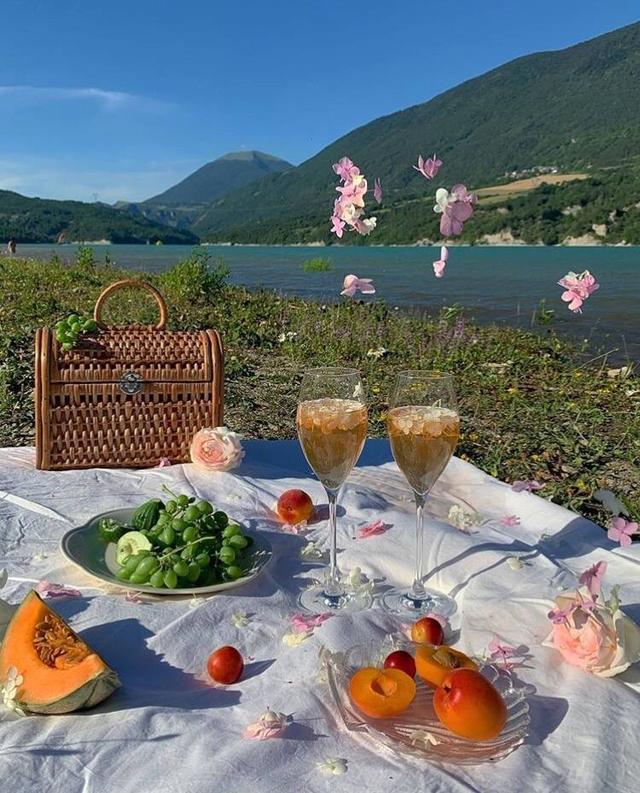 朋友圈封面图，朋友圈封面图片高清（朋友圈背景图封面图）