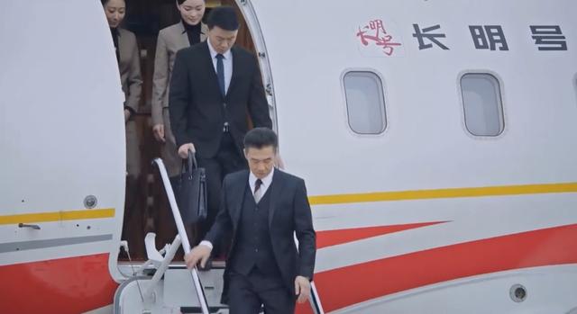 突围里的朱昌平是什么人物，《突围》从“道奇车”入手可以理清人物关系