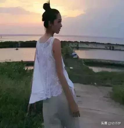 一根皮筋扎丸子头教程，怎样用一根皮筋扎丸子头（超火的丸子头扎发）