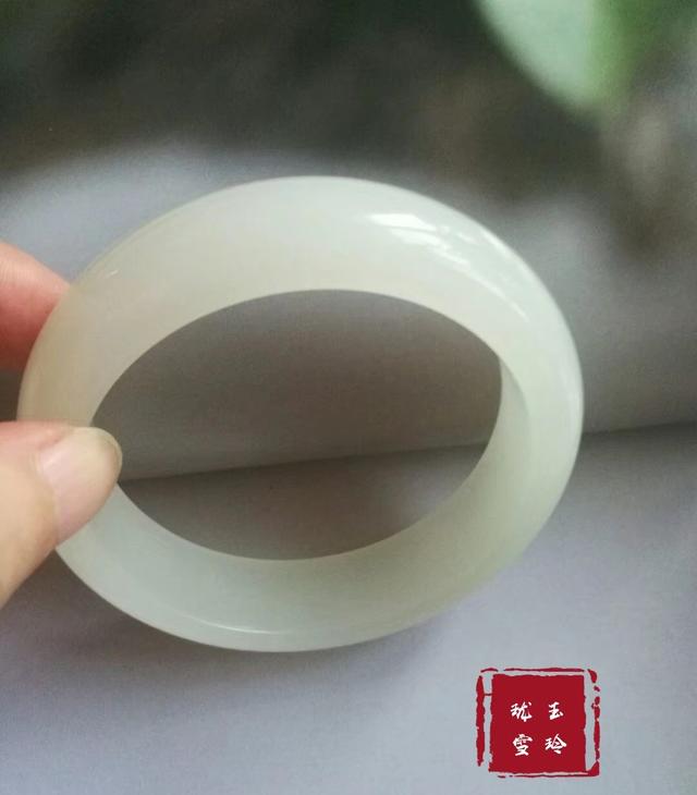 什么玉镯最好，什么玉镯最好有灵性养人（如何选择一款合适自己的玉手镯———玉手镯选择“五步法”）