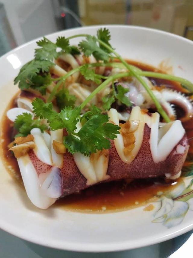 清蒸鱿鱼的做法，鱿鱼清蒸的正确做法（清蒸鱿鱼《极简版》）