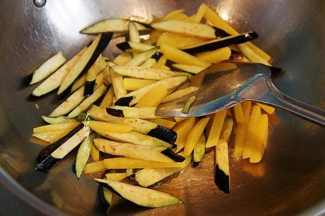 炒茄子土豆丝的家常做法，炒茄子土豆丝的家常做法视频（土豆和它才是“天生一对”）