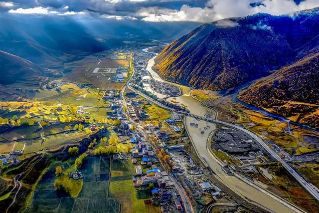 中国最美景观大道是从哪儿到哪儿，中国最美景观大道318国道从哪儿到哪儿（带你走进“中国人的景观大道”）