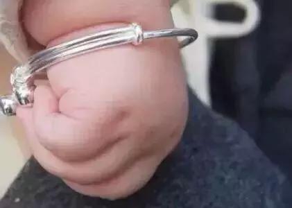 戴银饰的好处和功效，佩戴银饰的好处有哪些（很多人给孩子佩戴）