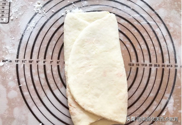 网红咸蛋黄饼干的做法，咸鸭蛋黄饼干（层次分明超级酥脆）