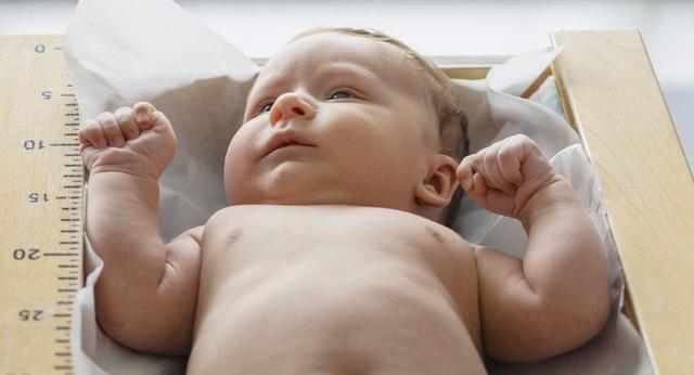新生儿的奶粉量是多少，新生儿 奶粉量（发育特点、喂养、身高体重指标）