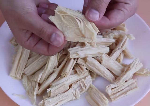 腐竹怎么泡最快，泡腐竹最快的方法（大厨教你一招）