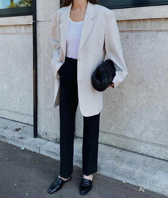 黑与白的服装碰撞，白加黑的衣服（黑与白的碰撞，你心动了吗）