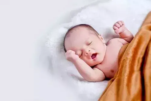 新生婴儿每次喂奶量多少，新生婴儿的喂奶量是多少（不同阶段宝宝吃奶量你必须知道）