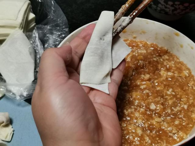 馄饨馅的最佳配方，25年馄饨老店的馅料配方（馄饨馅怎么调好吃又嫩）
