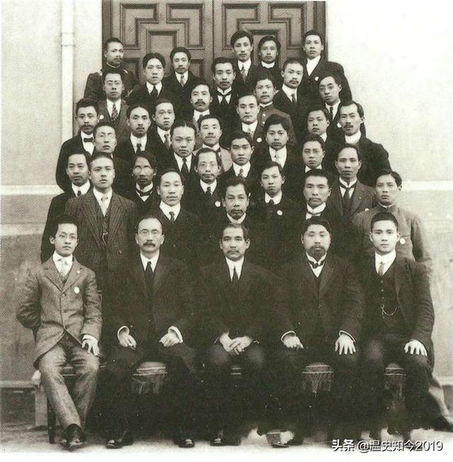 继兴中会之后,资产阶级革命团体在各地陆续成立。其中重要的有， A.华兴会B.光复会C.科（1905年8月20日中国同盟会成立）