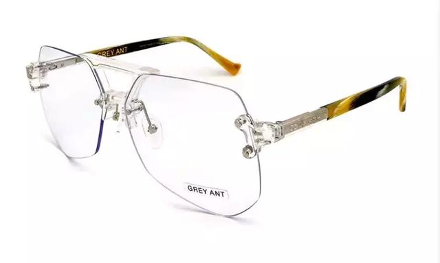 ckj眼镜架属于什么档次，ckj眼镜是什么价位（肖战在眼睛上动了什么手脚）