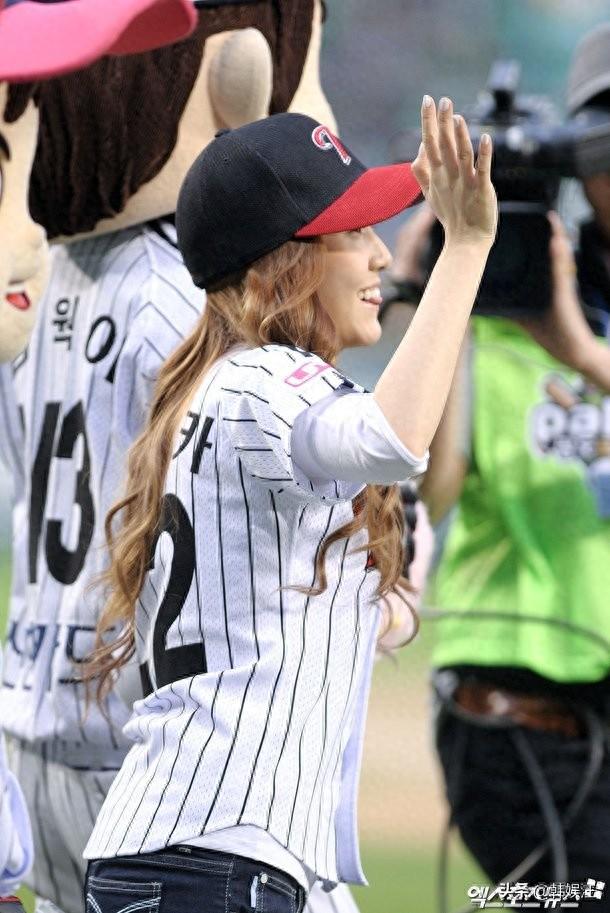 那年今日：2012蚕室棒球赛上，Jessica 郑秀妍的“霸气开球”