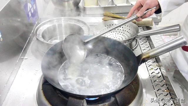 鲫鱼熬汤用刮鳞吗，鲫鱼熬汤用刮鳞吗用什么刀（端上桌就是一道不错的待客菜）