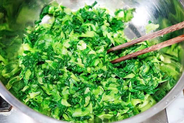 香菇做馅用焯水吗，香菇包饺子需要焯水吗（好吃又清爽的香菇油菜包子）