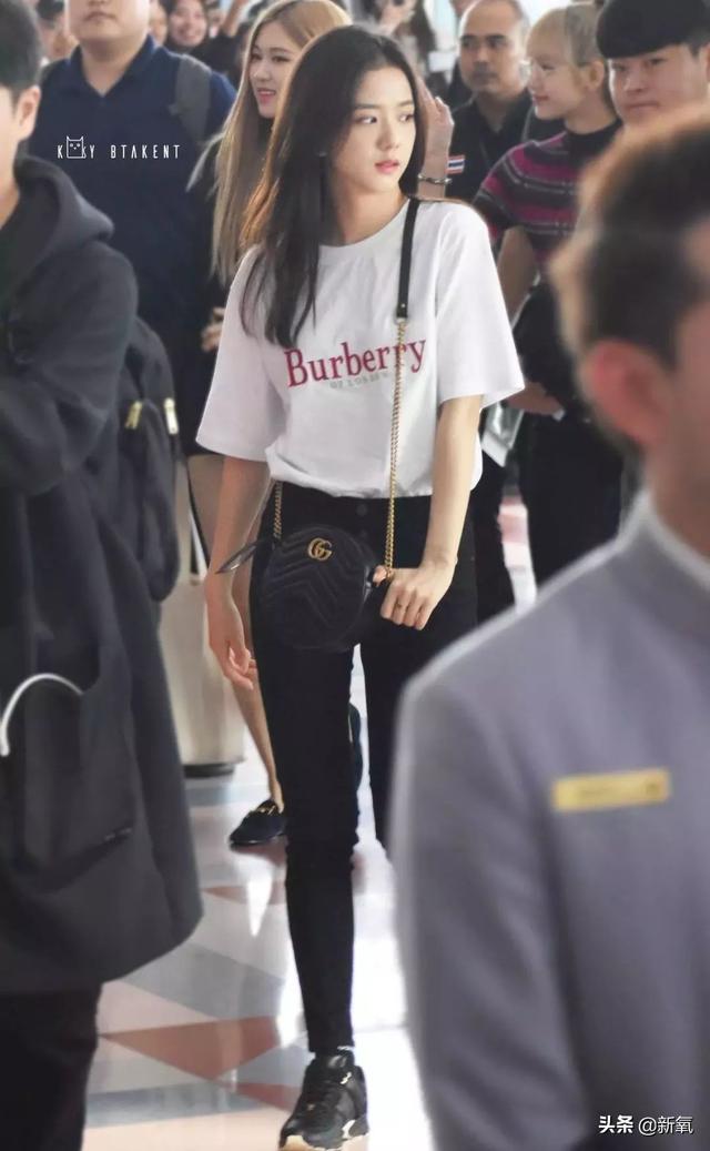 李夏怡 rose音译，卡其色李夏怡rose音译（队友和她合照就像公开处刑）