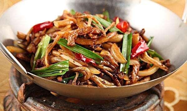 干锅茶树菇的正宗做法，干锅茶树菇就美美的上桌啦