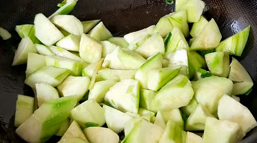 圖片[5]-【絲瓜大蝦湯】做法步驟圖 鮮香味美 出鍋湯汁都不剩-起舞食譜網(wǎng)