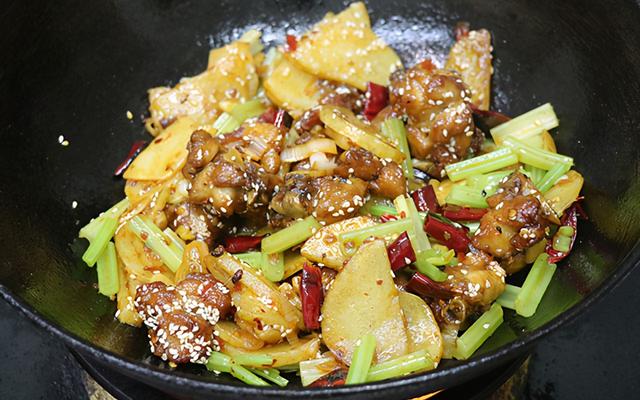 简单的干锅鸡怎么做，香辣爽口的干锅鸡块