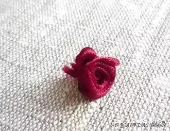 丝带玫瑰花教程，漂亮的丝带玫瑰蝴蝶结发卡（缝制精致好看的玫瑰丝带绣）