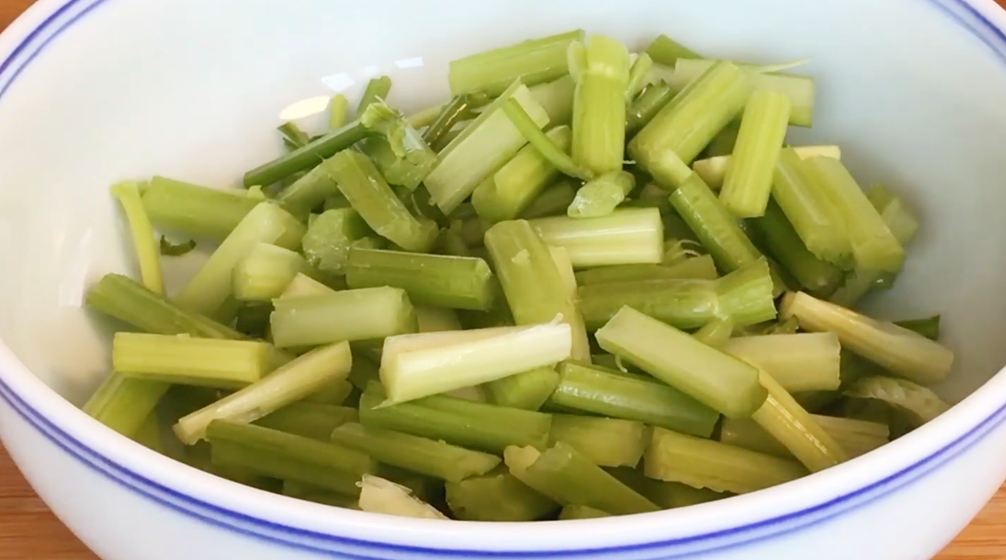 圖片[2]-【芹菜炒瘦肉絲】做法步驟圖 肉鮮嫩入味 不腥不柴-起舞食譜網