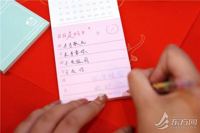 敬礼是左手还是右手，升国旗敬礼是左手还是右手（沪上新人以爱的名义与国同庆）