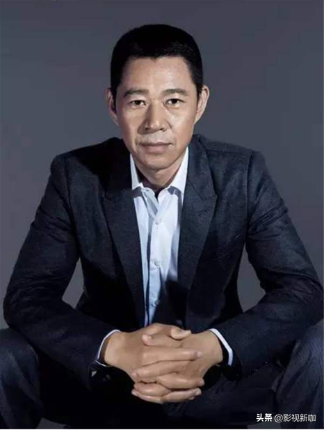 张丰毅开5百万豪车兜风，小12岁娇妻坐副驾，后座狗狗价值不菲