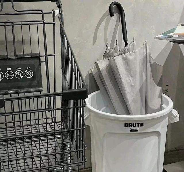 现实的让人心酸想哭的句子，现实的让人心酸想哭的句子短句（文案，特别现实的心酸沉默句子）