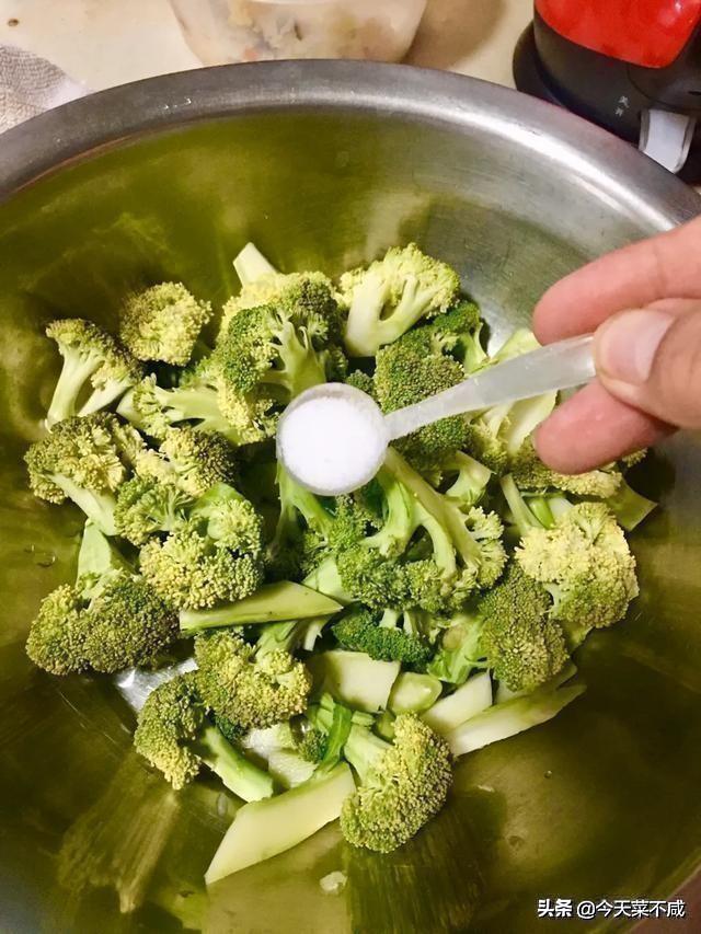 西兰花黄了可以吃不，西兰花变色了还能吃吗（还原翠绿本色还去虫卵）