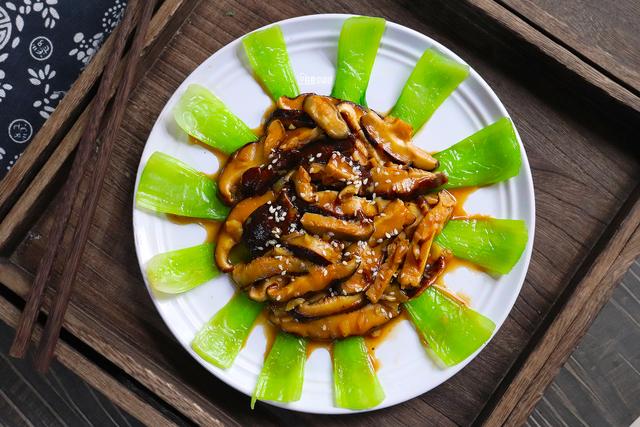 香菇需要焯水吗，新鲜的香菇需要焯水吗（香菇千万不能焯水）