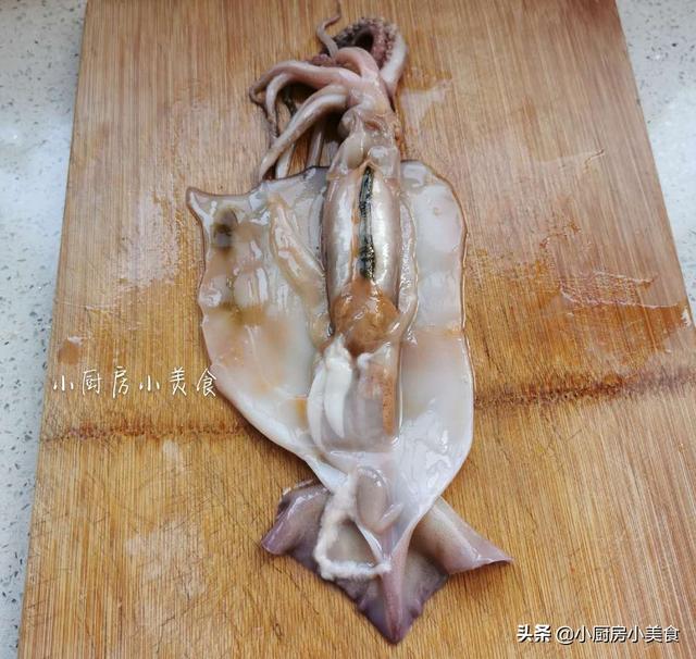鱿鱼怎么清理干净，鱿鱼正确清理办法（不会的话）