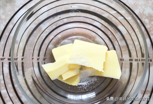 网红咸蛋黄饼干的做法，咸鸭蛋黄饼干（层次分明超级酥脆）