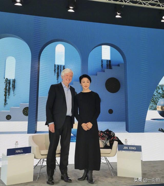 黑色皮草搭配图片，黑色长款皮草外套冬季搭配（穿黑色皮草配围巾品味真高）