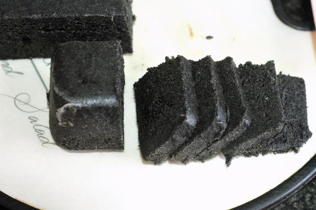 怎样自制黑芝麻核桃糕，黑芝麻核桃仁糕怎么做（儿子迷上坚果糕）