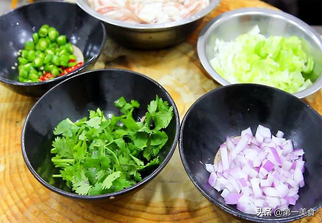 肥牛卷怎么做好吃，洋葱爆炒肥牛卷的做法——肥牛卷怎么做好吃（试试这道黑椒葱爆肥牛）