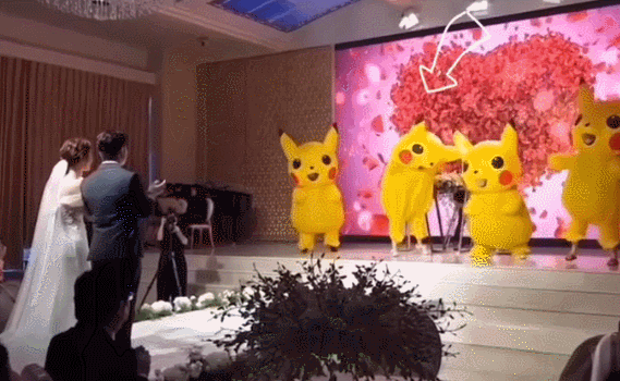 可爱的皮卡丘来了，可爱的皮卡丘!（新人婚礼邀请皮卡丘助兴图片）