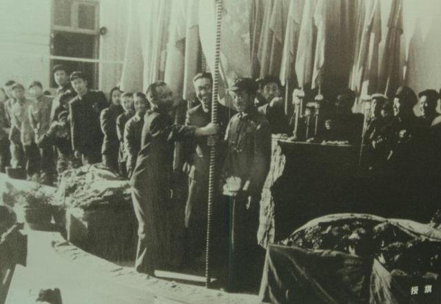 王进喜事迹简介，王进喜的事迹（“铁人”王进喜是国家的“老黄牛”）