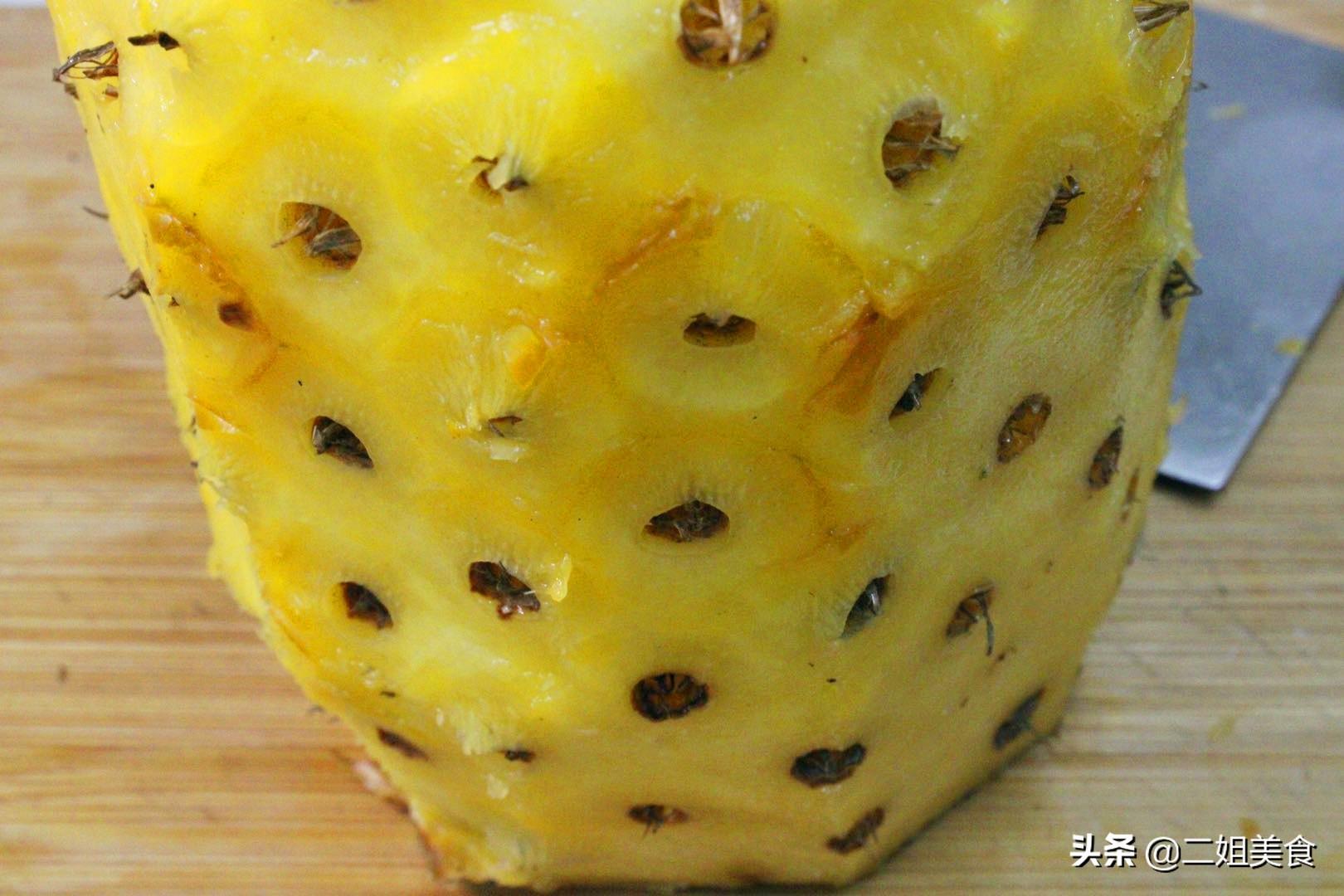 菠萝去皮太麻烦,教您削皮去孔的小技巧,轻松吃菠萝,简单还实用 | 生活