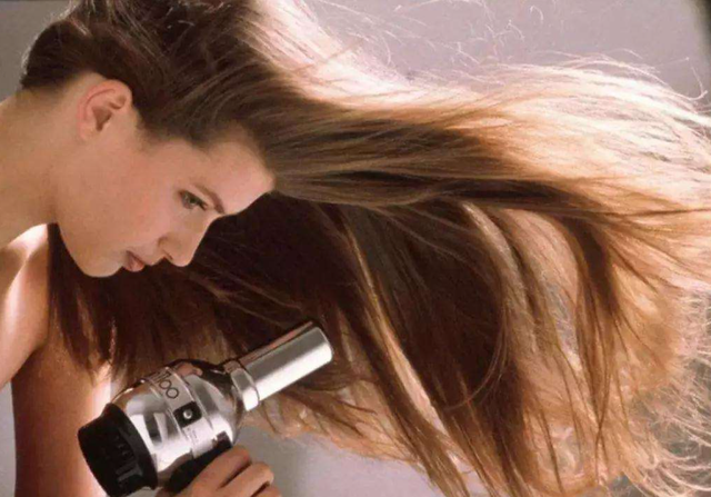 头发蓬松怎么弄柔顺弄直，怎么才能让你头发变直顺（头发细软贴头皮别乱烫头）