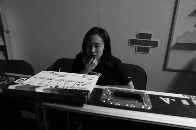 情侣空间怎么开，QQ里面情侣空间怎么开通（他们在镜头下“表演”争吵）