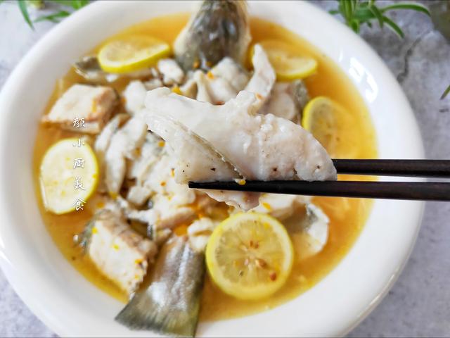 酸辣鲈鱼营养的开胃菜，酸辣焖鲈鱼（鲈鱼别再清蒸了）