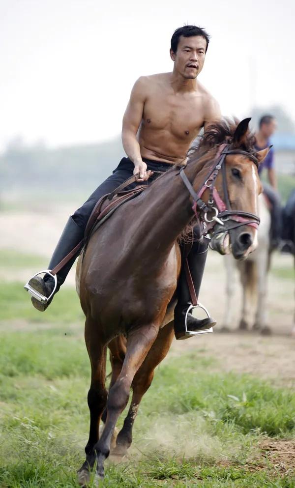 让子弹飞 葛优，葛优在让子弹飞扮演的角色叫什么（姜文临场给葛优加吻戏）