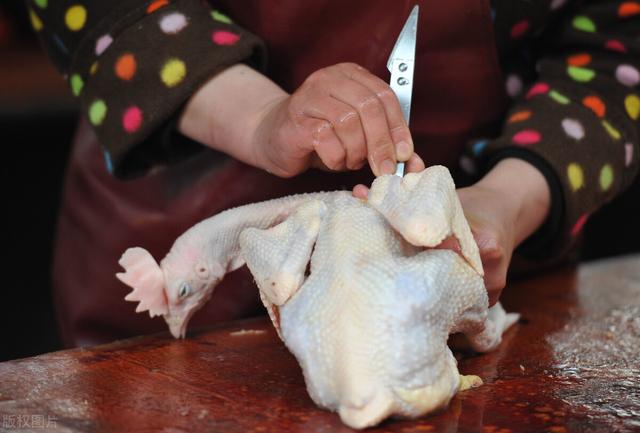 冻鸡怎么快速解冻，冷冻鸡翅怎么解冻（如何分辨“病死鸡”和“鲜活鸡”）