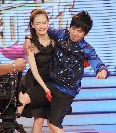 大张伟被戚薇抓中要害，戚薇抓大张伟（包文婧自嘲1加4不会做）