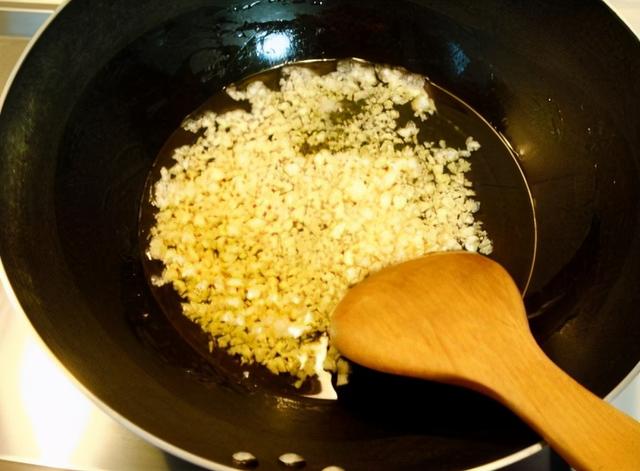 蒜蓉的制作方法，蒜蓉饼的制作方法（蒜蓉不苦不发黑）