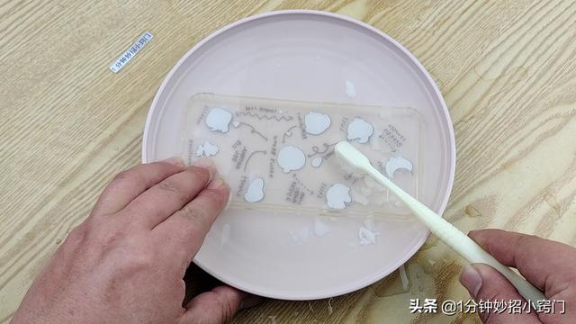 手机壳发黄了怎么变白，手机壳发黄怎么变白（手机壳发黄不要扔）