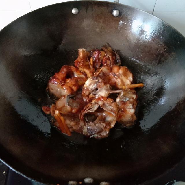 红烧鲶鱼的做法，红烧鲶鱼怎么做（红烧鲶鱼，肉质鲜嫩，鲜香入味）