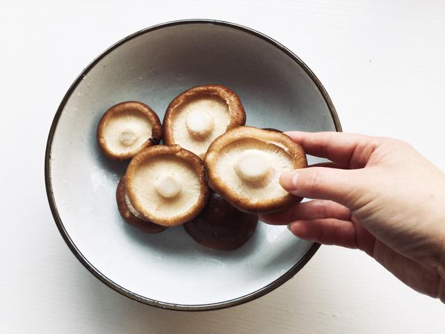 香菇正确的清理方法，正确方法可让脏东西乖乖溜走